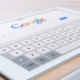 Tablet mostrando la página de inicio de Google.